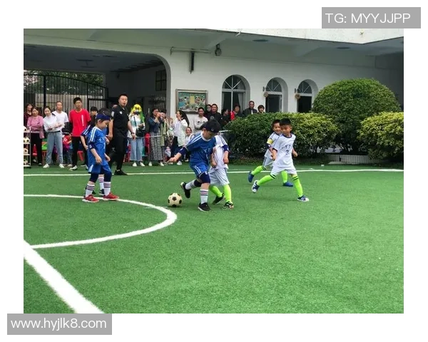 追逐梦想的足球图景展现青春热血与团队精神的完美结合